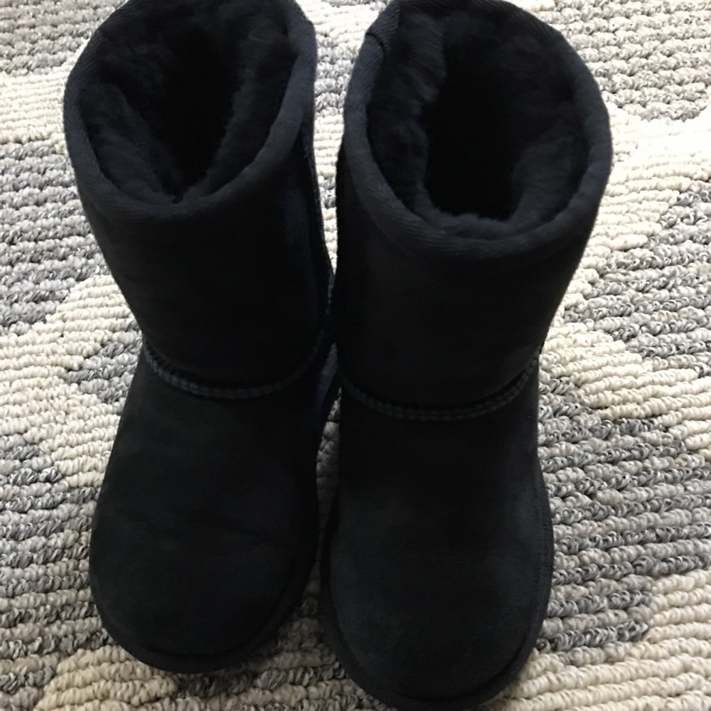 ***SOLD*** Uggs black toddler boots