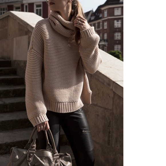 RATED 5⭐️ PIPER OVERSIZED COLLAR SWEATER - Picture 4 of 5