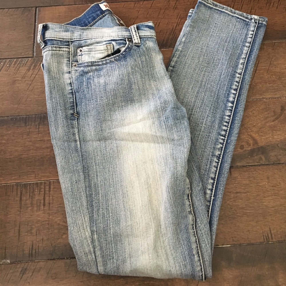 Distressed light jeans