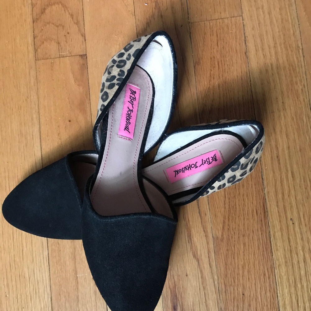 Betsy Johnson closed toe shoes