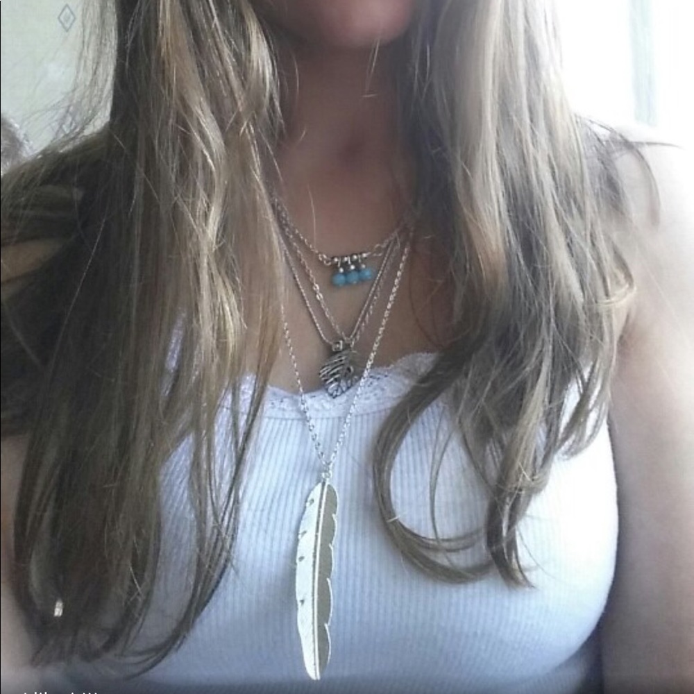 (Q3) Gold Feather Layer Necklace - Picture 2 of 5