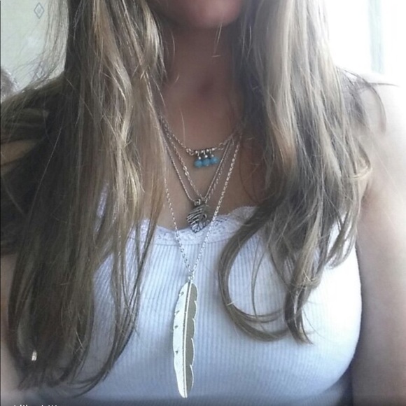 (Q3) Gold Feather Layer Necklace - Picture 2 of 5