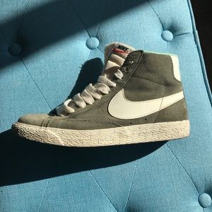 NIKE tennis shoes size 7.5 BARELY WORN