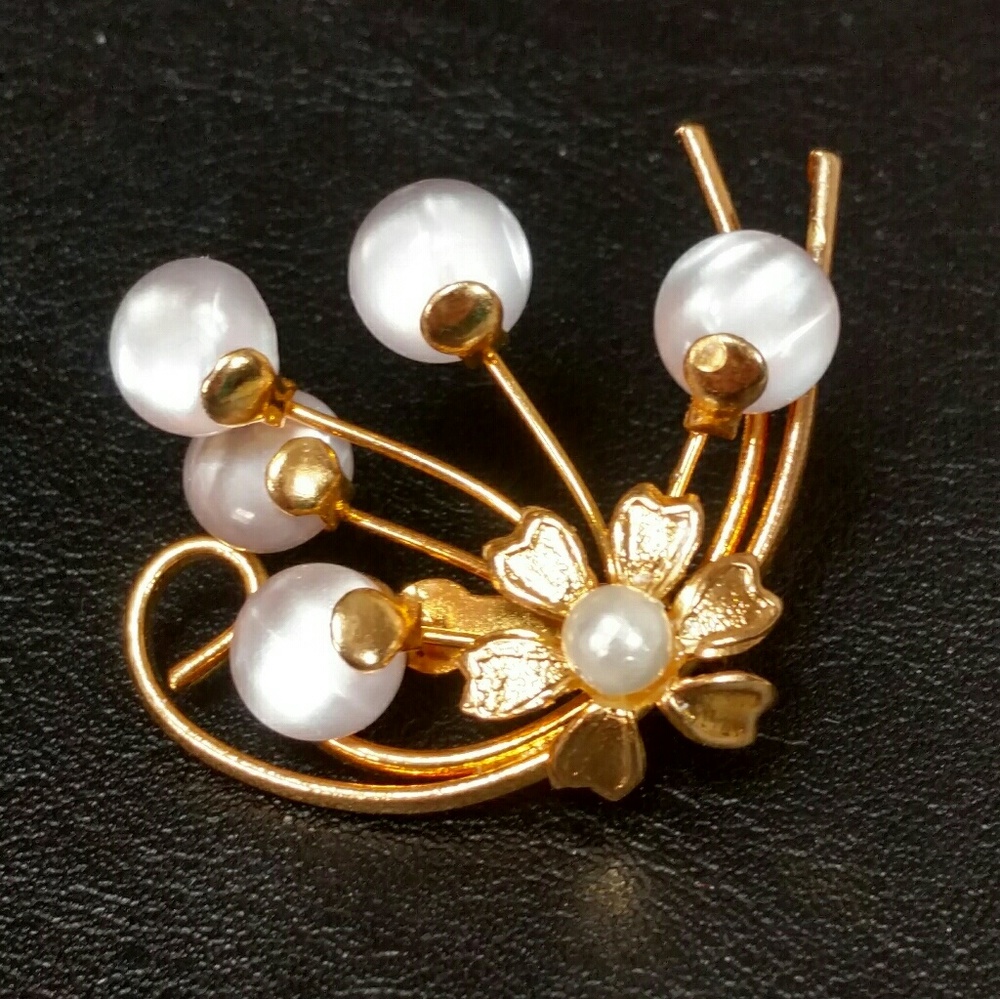Beautiful vintage floral brooch gold tone & pearl