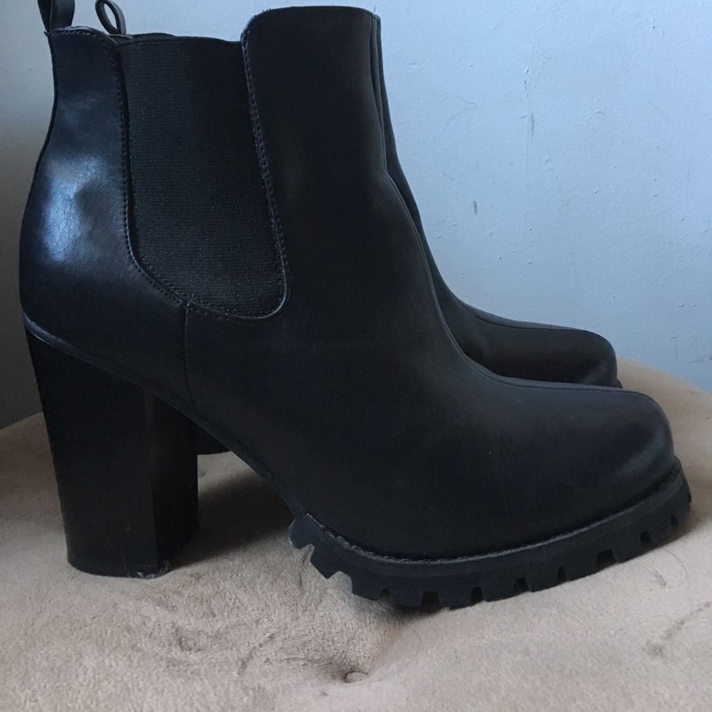 Chinese Laundry Boomerang Chelsea Boot