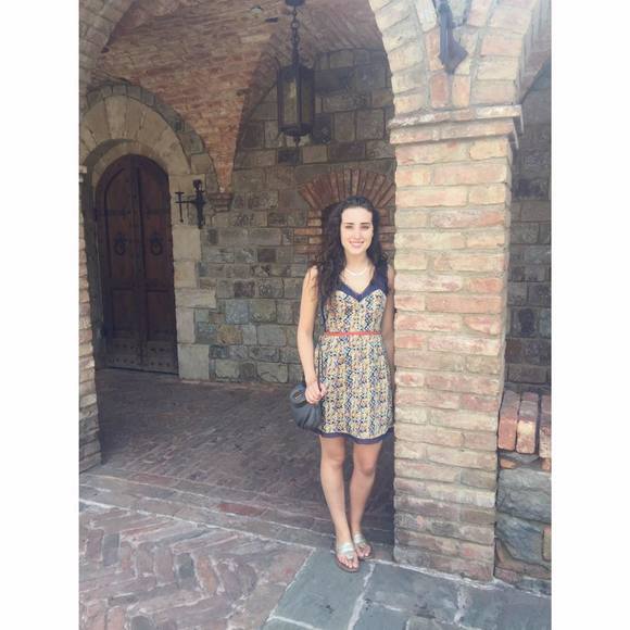 Meet your Posher, Emily - Picture 2 of 6