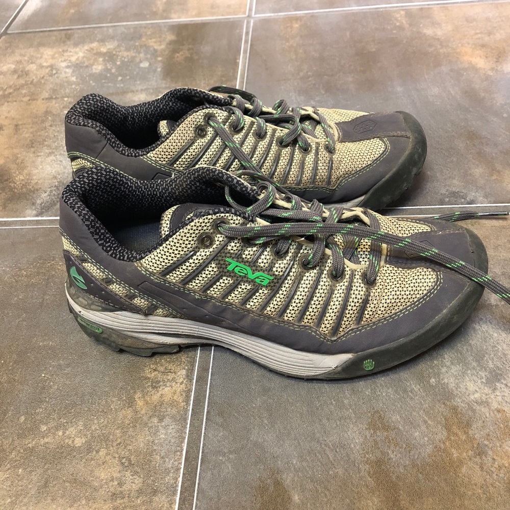 Water-resistant durable hiking low-top boots