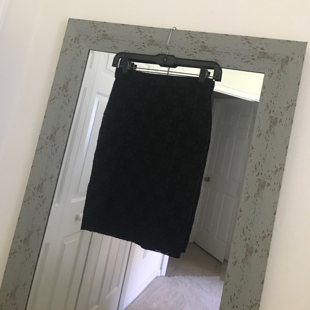 ✨ Forever 21 essential black lace midi skirt ✨