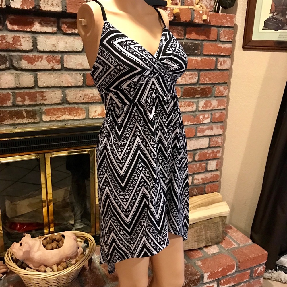 Super cute high low geometric dress - size small