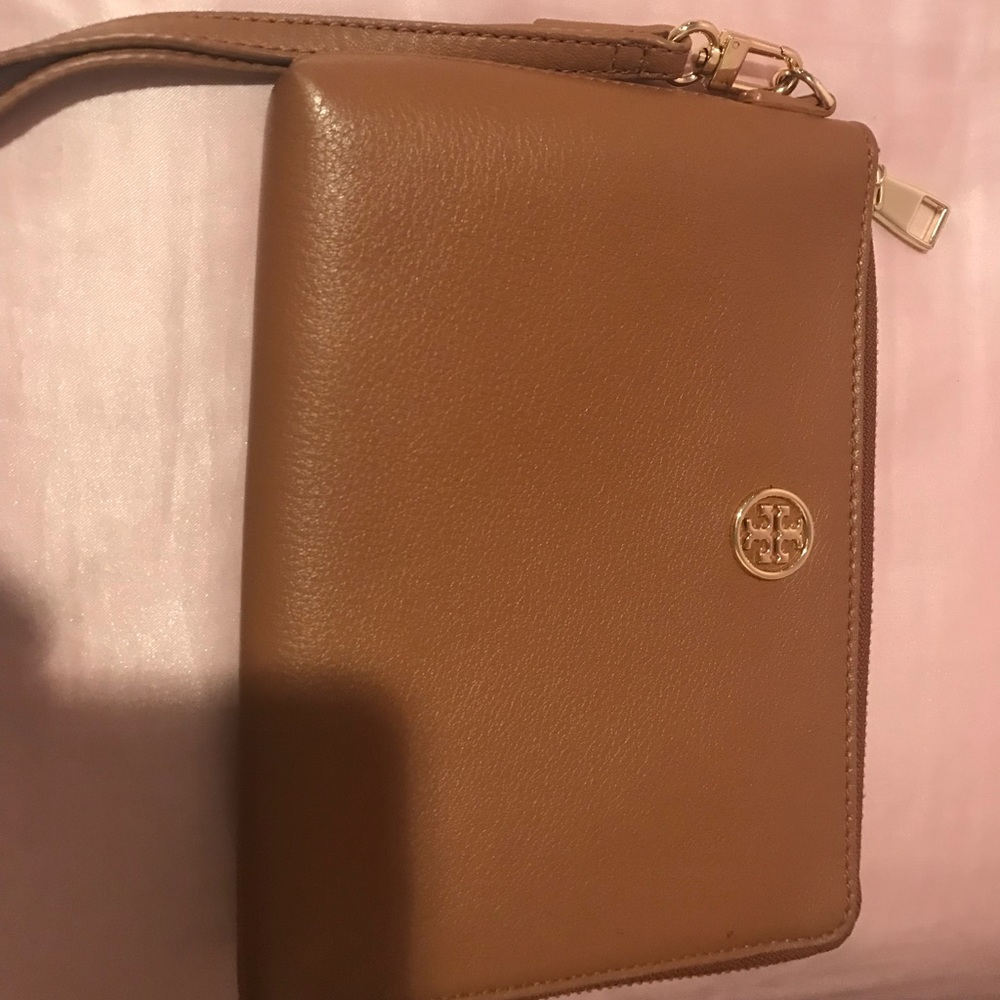 ✨SOLD-TORY BURCH LANDON LARGE LEATHER WRISTLET ✨