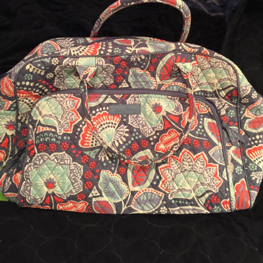 Must go! Vera Bradley weekender nomadic floral NWT