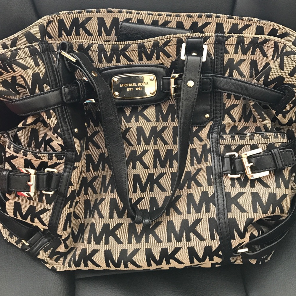 Micheal Kors purse