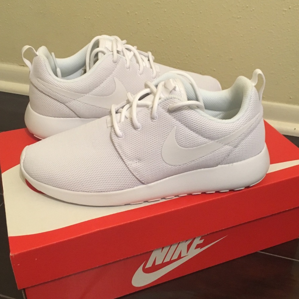 White Nike Roshe Sneakers, NEW