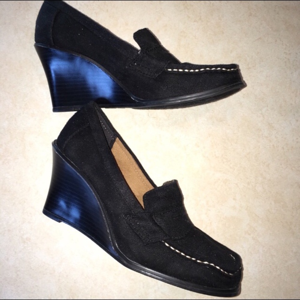 Highlight🌻7.5 NWOT black faux suede stitch wedge