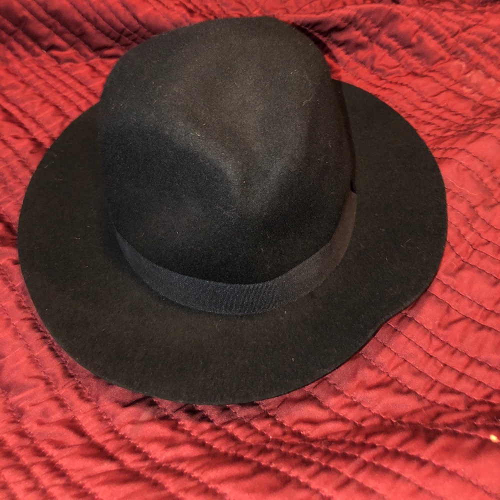 D & Y 100% Wool Black hat never worn great Fall