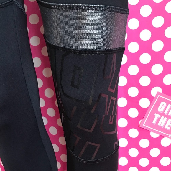 NWT VS PINK ultimate cropped yoga leggings - Picture 2 of 4
