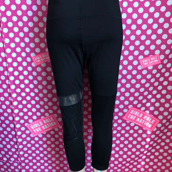 NWT VS PINK ultimate cropped yoga leggings - Picture 3 of 4