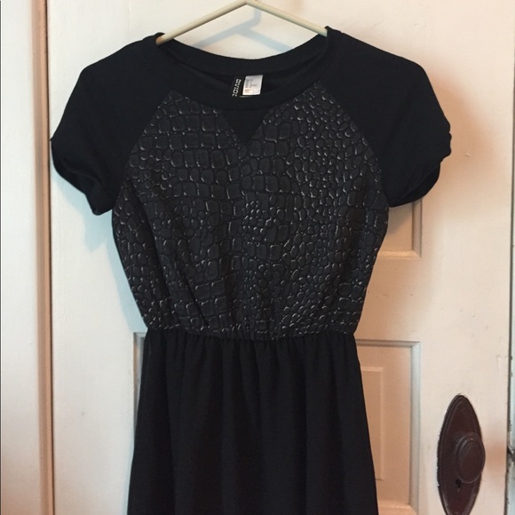 H&M babydoll cut with cuffed short sleeves - Picture 3 of 3