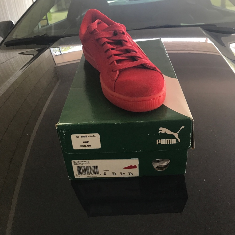 Tennis shoes