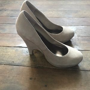 Bakers tan wedge like heels