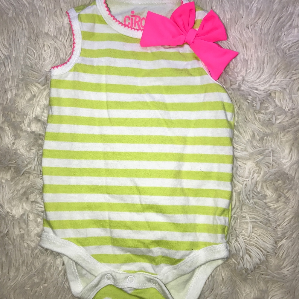 Cinco Baby Girl Green NB Bodysuit/Onesie with bow