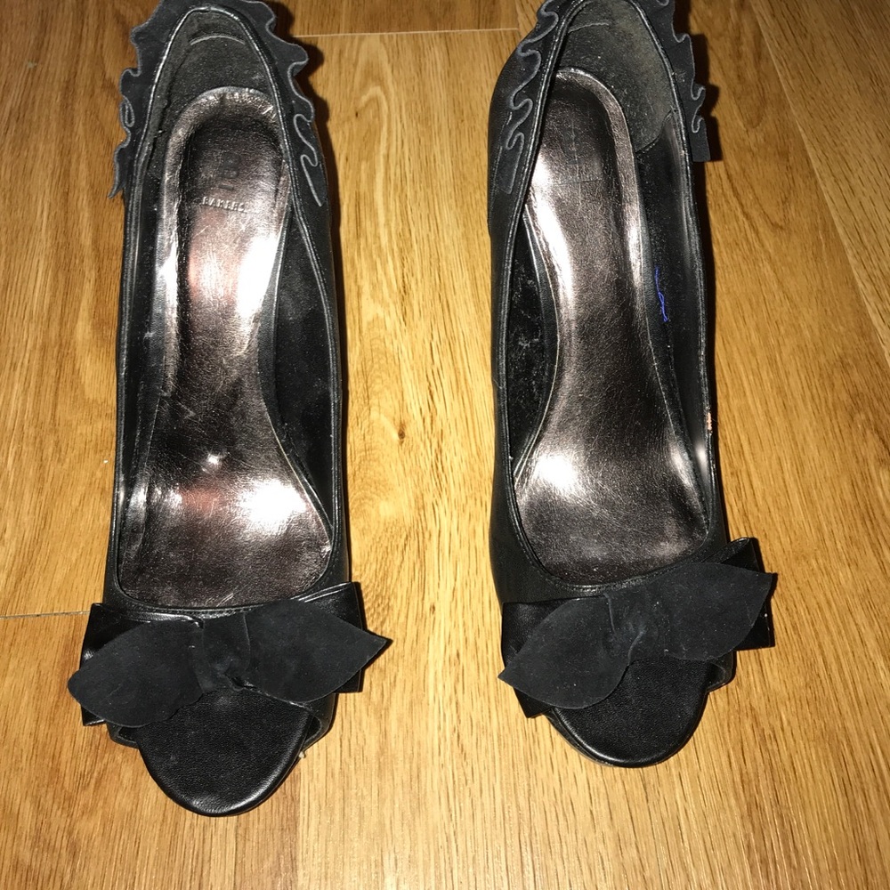 Open toed leather black pumps with suede bow