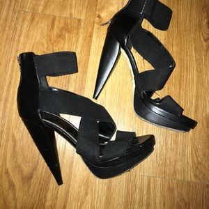 Open toed wood heel with elastic band straps