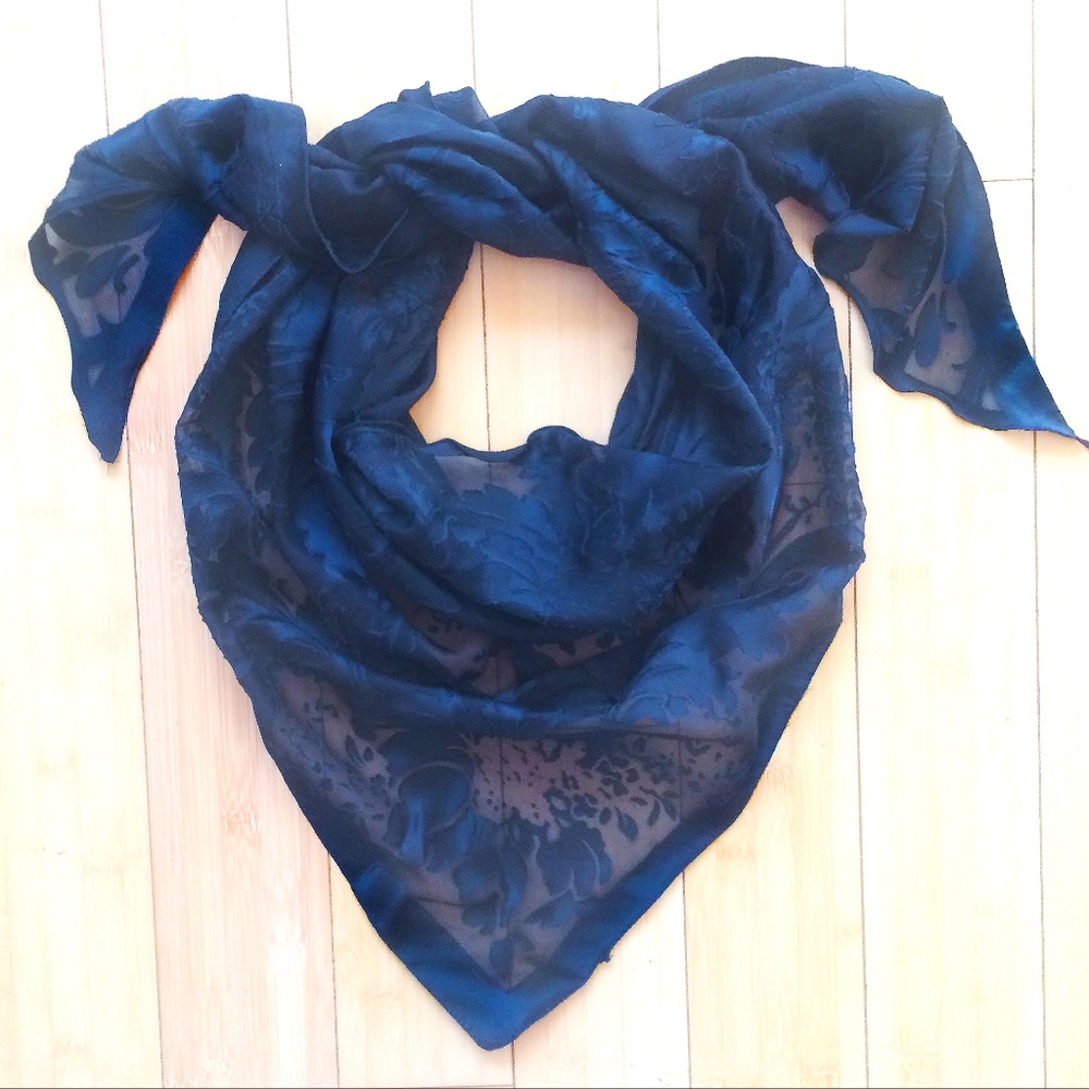 ✨SALE!!✨Black Lace Triangular Shawl/Scarf