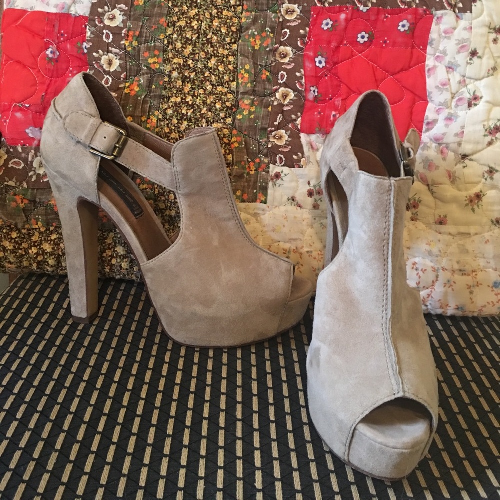 Steven by Steve Madden "Gallah" Peep Toe Pump