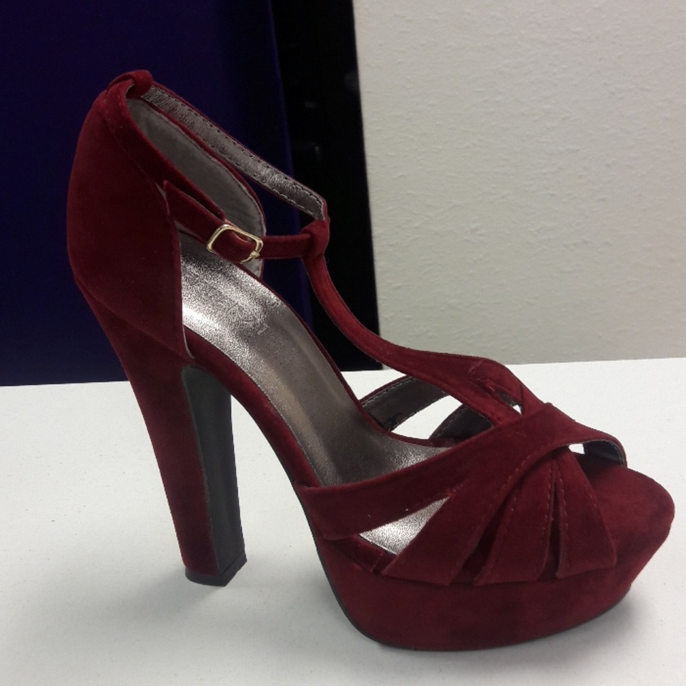👠NEW👠Burgundy platform heels
