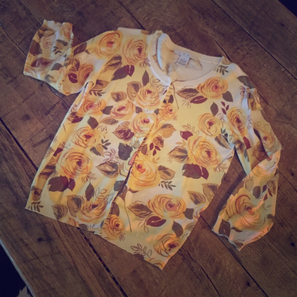 Retro style sweater in beautiful yellows!