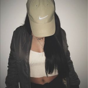 Meet your Posher, Lora