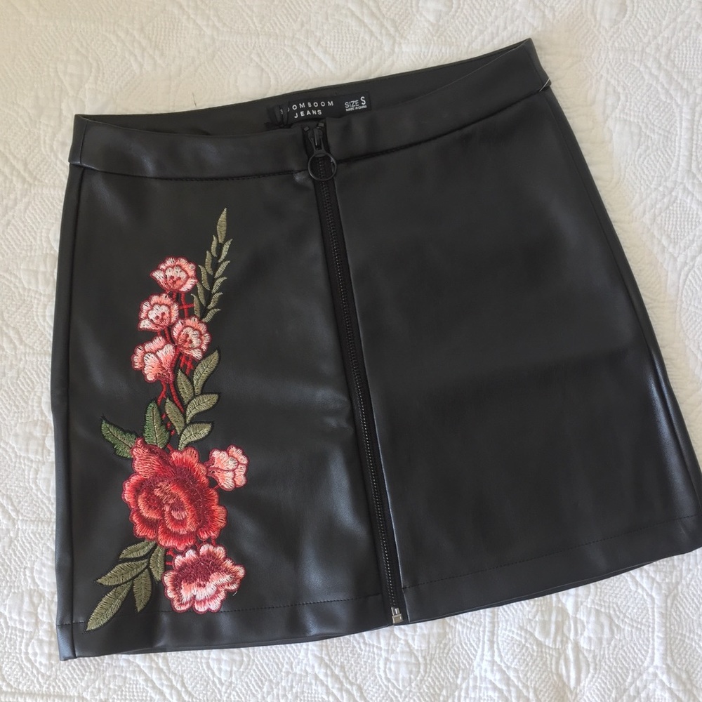 Embroidered Faux Leather Front Zip-Up Mini Skirt - Picture 1 of 4