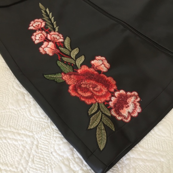 Embroidered Faux Leather Front Zip-Up Mini Skirt - Picture 2 of 4