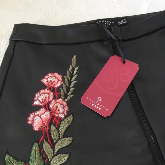 Embroidered Faux Leather Front Zip-Up Mini Skirt - Picture 3 of 4