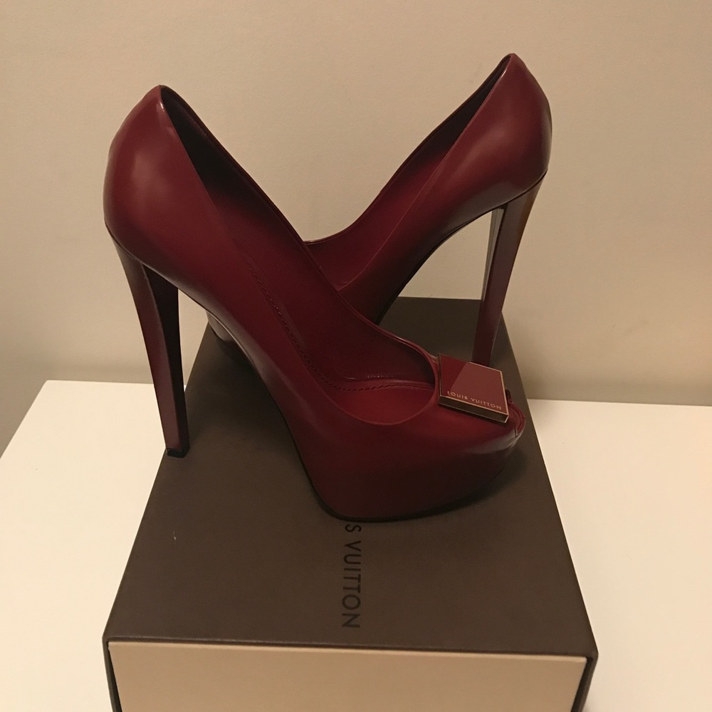Burgundy Louis Vuitton pumps ! Worn once !