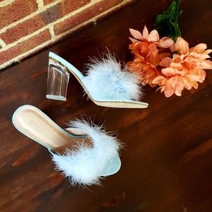 *COMFY* Faux Feathers Lucite Clear Heels