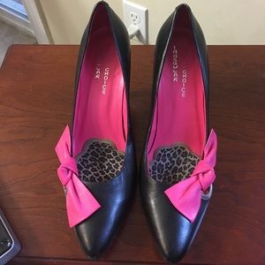 Adorable pink & black heels