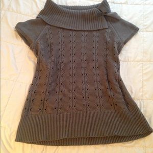 A beautiful grey shirtsleeves sweater.
