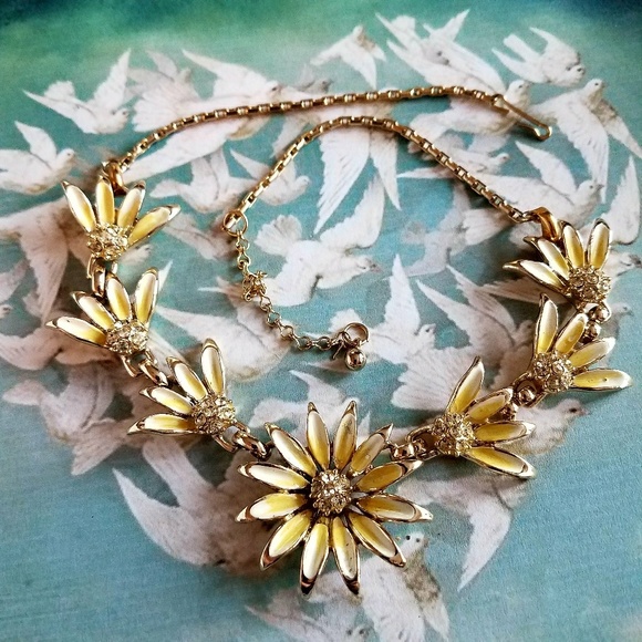 Vintage Jewelry - Vintage yellow daisies choker necklace gold tone