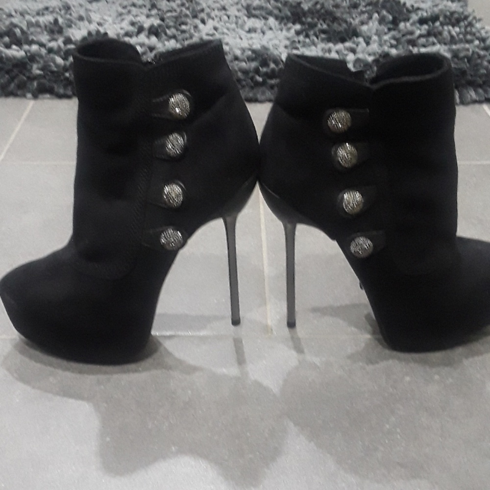 Bertolini high heeled booties never worn