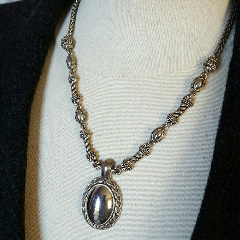 Gorgeous heavy silver plated pendant necklace