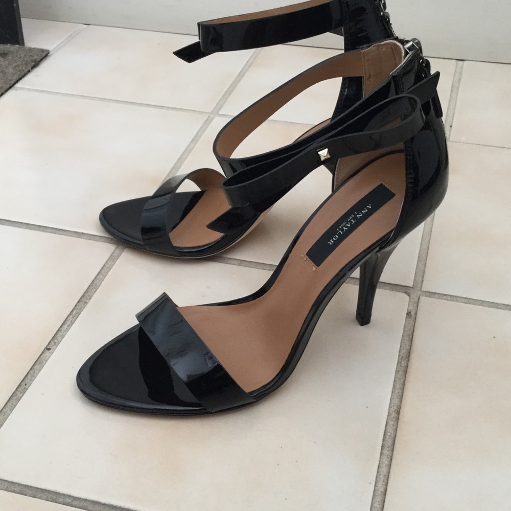 Ann Taylor black patent Greta bow heels. Size 7