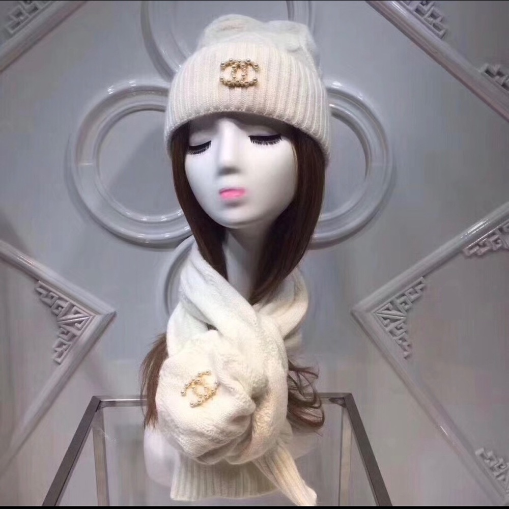 Brand new CHANEL Hat and scarf with pearls 🔥‼️