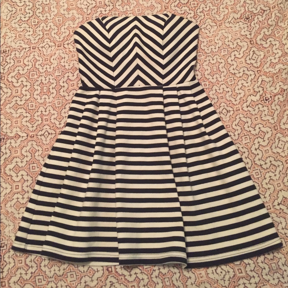 🎁 Black & white dress