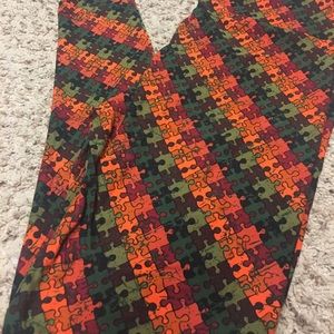NWOT TC. NEVER WORN PUZZLE PIECE LEGGINGS