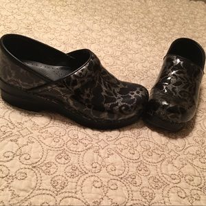 Super cute black and gray danskos!