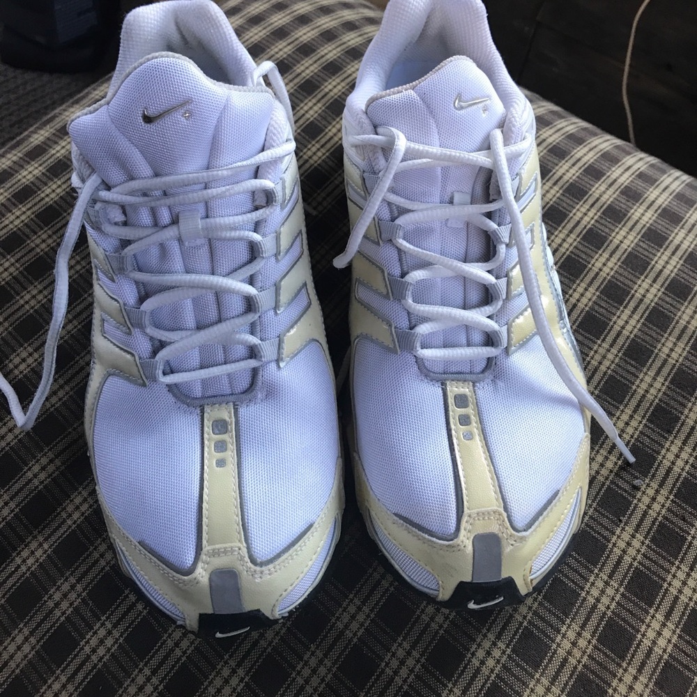 Women’s NIKE SHOX