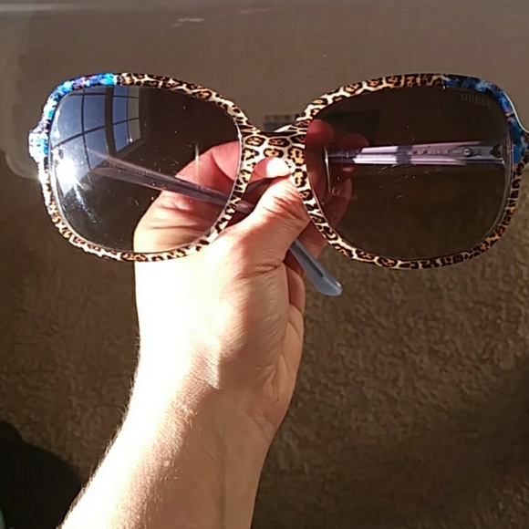 👗Guess sunglasses - Picture 2 of 3