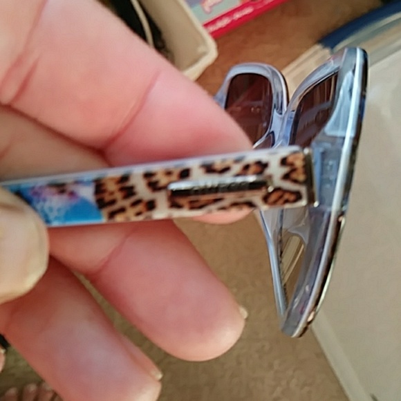 👗Guess sunglasses - Picture 3 of 3